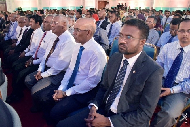 ނުވެމްބަރ 1، 2015: ނަލަ ރީތި އާ ނޫޓު ރަންދިހަފަހެއް ތައާރަފްކުރުމަށް ދަރުބާރުގޭގައި ބޭއްވި ހާއްސަ ރަސްމިއްޔާތުގެ ތެރެއިން -- ސަން ފޮޓޯ/ ފަޔާޒު މޫސާ