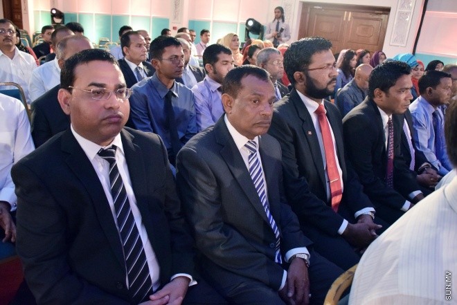 ނުވެމްބަރ 1، 2015: ނަލަ ރީތި އާ ނޫޓު ރަންދިހަފަހެއް ތައާރަފްކުރުމަށް ދަރުބާރުގޭގައި ބޭއްވި ހާއްސަ ރަސްމިއްޔާތުގެ ތެރެއިން -- ސަން ފޮޓޯ/ ފަޔާޒު މޫސާ