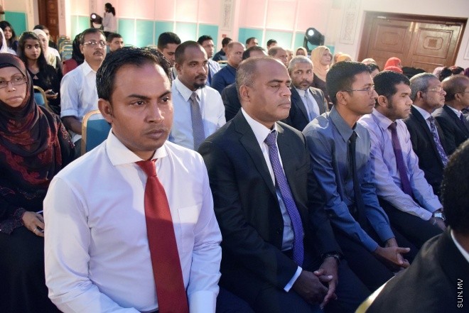 ނުވެމްބަރ 1، 2015: ނަލަ ރީތި އާ ނޫޓު ރަންދިހަފަހެއް ތައާރަފްކުރުމަށް ދަރުބާރުގޭގައި ބޭއްވި ހާއްސަ ރަސްމިއްޔާތުގެ ތެރެއިން -- ސަން ފޮޓޯ/ ފަޔާޒު މޫސާ