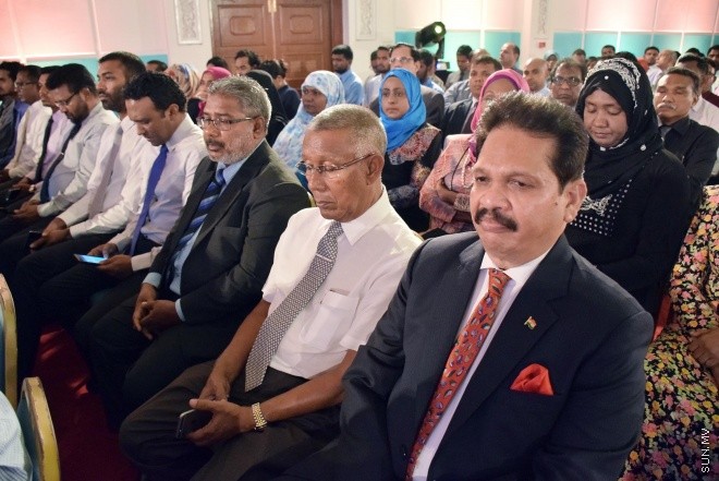 ނުވެމްބަރ 1، 2015: ނަލަ ރީތި އާ ނޫޓު ރަންދިހަފަހެއް ތައާރަފްކުރުމަށް ދަރުބާރުގޭގައި ބޭއްވި ހާއްސަ ރަސްމިއްޔާތުގެ ތެރެއިން -- ސަން ފޮޓޯ/ ފަޔާޒު މޫސާ
