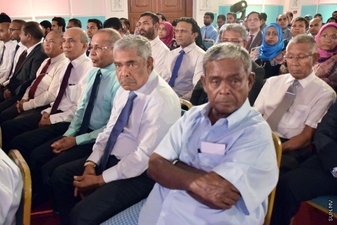ނުވެމްބަރ 1، 2015: ނަލަ ރީތި އާ ނޫޓު ރަންދިހަފަހެއް ތައާރަފްކުރުމަށް ދަރުބާރުގޭގައި ބޭއްވި ހާއްސަ ރަސްމިއްޔާތުގެ ތެރެއިން -- ސަން ފޮޓޯ/ ފަޔާޒު މޫސާ