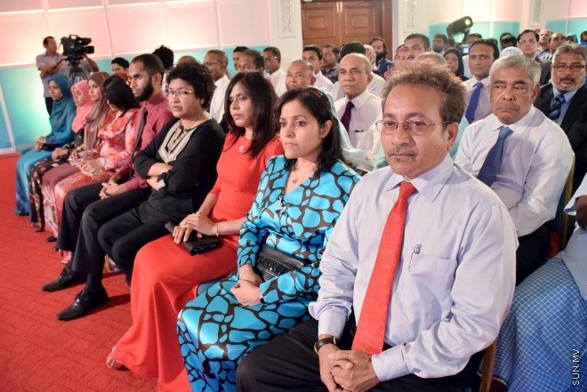 ނުވެމްބަރ 1، 2015: ނަލަ ރީތި އާ ނޫޓު ރަންދިހަފަހެއް ތައާރަފްކުރުމަށް ދަރުބާރުގޭގައި ބޭއްވި ހާއްސަ ރަސްމިއްޔާތުގެ ތެރެއިން -- ސަން ފޮޓޯ/ ފަޔާޒު މޫސާ