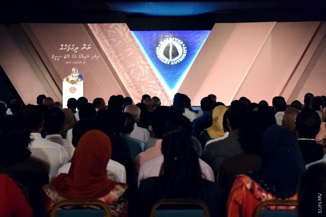 ނުވެމްބަރ 1، 2015: ނަލަ ރީތި އާ ނޫޓު ރަންދިހަފަހެއް ތައާރަފްކުރުމަށް ދަރުބާރުގޭގައި ބޭއްވި ހާއްސަ ރަސްމިއްޔާތުގެ ތެރެއިން -- ސަން ފޮޓޯ/ ފަޔާޒު މޫސާ