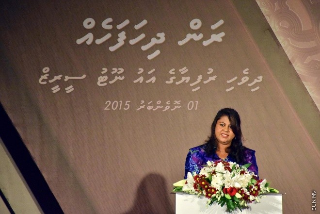 ނުވެމްބަރ 1، 2015: ނަލަ ރީތި އާ ނޫޓު ރަންދިހަފަހެއް ތައާރަފްކުރުމަށް ދަރުބާރުގޭގައި ބޭއްވި ހާއްސަ ރަސްމިއްޔާތުގެ ތެރެއިން -- ސަން ފޮޓޯ/ ފަޔާޒު މޫސާ