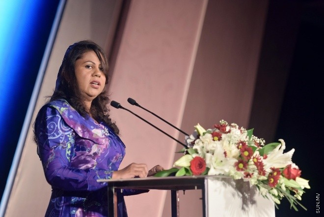 ނުވެމްބަރ 1، 2015: ނަލަ ރީތި އާ ނޫޓު ރަންދިހަފަހެއް ތައާރަފްކުރުމަށް ދަރުބާރުގޭގައި ބޭއްވި ހާއްސަ ރަސްމިއްޔާތުގެ ތެރެއިން -- ސަން ފޮޓޯ/ ފަޔާޒު މޫސާ