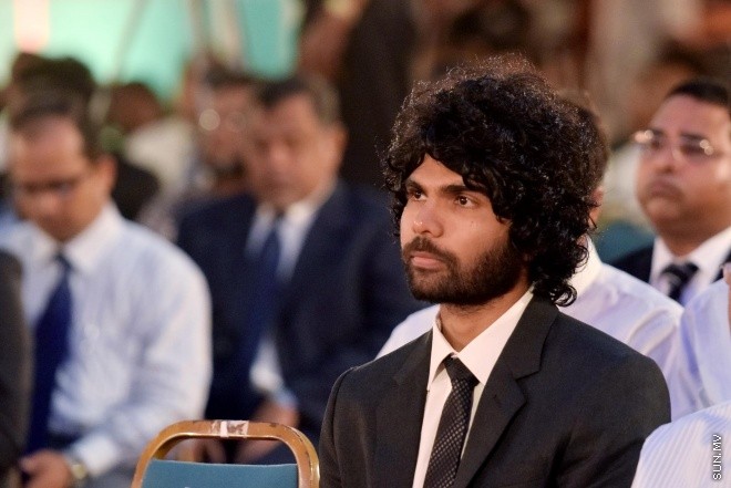 ނުވެމްބަރ 1، 2015: ނަލަ ރީތި އާ ނޫޓު ރަންދިހަފަހެއް ތައާރަފްކުރުމަށް ދަރުބާރުގޭގައި ބޭއްވި ހާއްސަ ރަސްމިއްޔާތުގެ ތެރެއިން -- ސަން ފޮޓޯ/ ފަޔާޒު މޫސާ