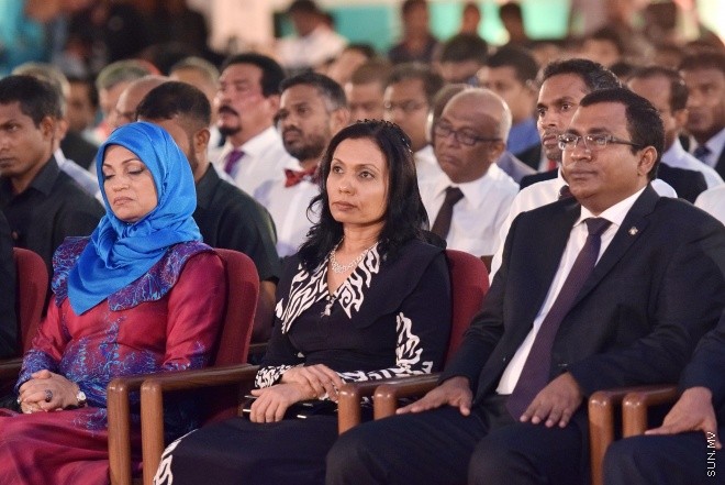 ނުވެމްބަރ 1، 2015: ނަލަ ރީތި އާ ނޫޓު ރަންދިހަފަހެއް ތައާރަފްކުރުމަށް ދަރުބާރުގޭގައި ބޭއްވި ހާއްސަ ރަސްމިއްޔާތުގެ ތެރެއިން -- ސަން ފޮޓޯ/ ފަޔާޒު މޫސާ