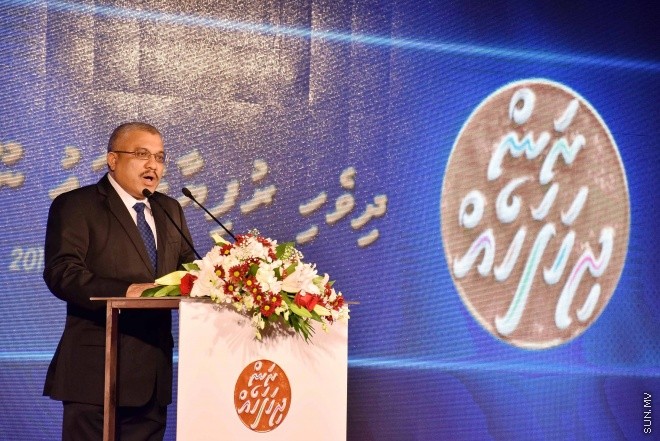 ނުވެމްބަރ 1، 2015: ނަލަ ރީތި އާ ނޫޓު ރަންދިހަފަހެއް ތައާރަފްކުރުމަށް ދަރުބާރުގޭގައި ބޭއްވި ހާއްސަ ރަސްމިއްޔާތުގެ ތެރެއިން -- ސަން ފޮޓޯ/ ފަޔާޒު މޫސާ