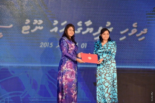 ނުވެމްބަރ 1، 2015: ނަލަ ރީތި އާ ނޫޓު ރަންދިހަފަހެއް ތައާރަފްކުރުމަށް ދަރުބާރުގޭގައި ބޭއްވި ހާއްސަ ރަސްމިއްޔާތުގެ ތެރެއިން -- ސަން ފޮޓޯ/ ފަޔާޒު މޫސާ