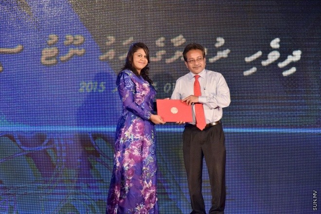 ނުވެމްބަރ 1، 2015: ނަލަ ރީތި އާ ނޫޓު ރަންދިހަފަހެއް ތައާރަފްކުރުމަށް ދަރުބާރުގޭގައި ބޭއްވި ހާއްސަ ރަސްމިއްޔާތުގެ ތެރެއިން -- ސަން ފޮޓޯ/ ފަޔާޒު މޫސާ