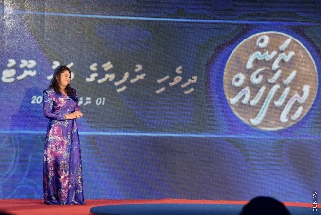 ނުވެމްބަރ 1، 2015: ނަލަ ރީތި އާ ނޫޓު ރަންދިހަފަހެއް ތައާރަފްކުރުމަށް ދަރުބާރުގޭގައި ބޭއްވި ހާއްސަ ރަސްމިއްޔާތުގެ ތެރެއިން -- ސަން ފޮޓޯ/ ފަޔާޒު މޫސާ