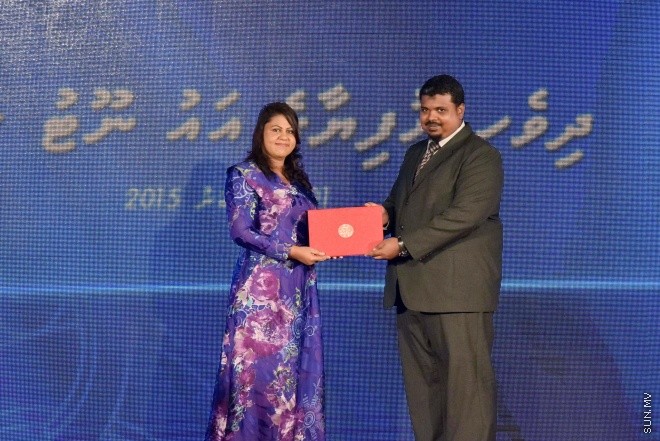 ނުވެމްބަރ 1، 2015: ނަލަ ރީތި އާ ނޫޓު ރަންދިހަފަހެއް ތައާރަފްކުރުމަށް ދަރުބާރުގޭގައި ބޭއްވި ހާއްސަ ރަސްމިއްޔާތުގެ ތެރެއިން -- ސަން ފޮޓޯ/ ފަޔާޒު މޫސާ