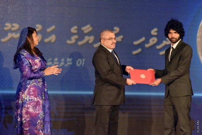 ނުވެމްބަރ 1، 2015: ނަލަ ރީތި އާ ނޫޓު ރަންދިހަފަހެއް ތައާރަފްކުރުމަށް ދަރުބާރުގޭގައި ބޭއްވި ހާއްސަ ރަސްމިއްޔާތުގެ ތެރެއިން -- ސަން ފޮޓޯ/ ފަޔާޒު މޫސާ