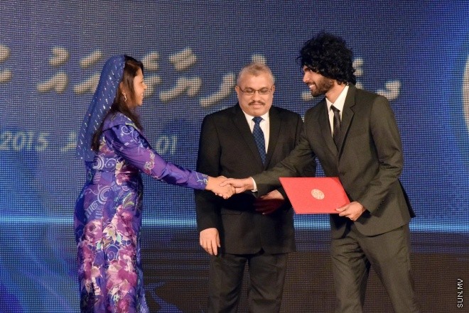 ނުވެމްބަރ 1، 2015: ނަލަ ރީތި އާ ނޫޓު ރަންދިހަފަހެއް ތައާރަފްކުރުމަށް ދަރުބާރުގޭގައި ބޭއްވި ހާއްސަ ރަސްމިއްޔާތުގެ ތެރެއިން -- ސަން ފޮޓޯ/ ފަޔާޒު މޫސާ