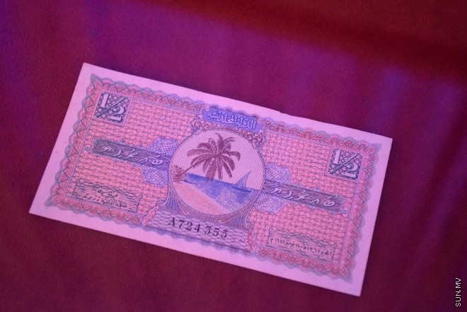 ނުވެމްބަރ 1، 2015: ނަލަ ރީތި އާ ނޫޓު ރަންދިހަފަހެއް ތައާރަފްކުރުމަށް ދަރުބާރުގޭގައި ބޭއްވި ހާއްސަ ރަސްމިއްޔާތުގެ ތެރެއިން -- ސަން ފޮޓޯ/ ފަޔާޒު މޫސާ