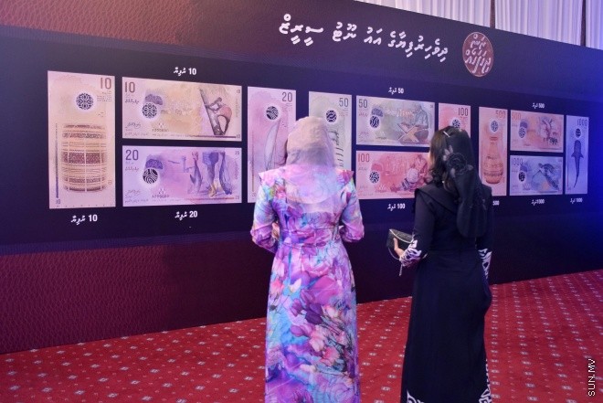 ނުވެމްބަރ 1، 2015: ނަލަ ރީތި އާ ނޫޓު ރަންދިހަފަހެއް ތައާރަފްކުރުމަށް ދަރުބާރުގޭގައި ބޭއްވި ހާއްސަ ރަސްމިއްޔާތުގެ ތެރެއިން -- ސަން ފޮޓޯ/ ފަޔާޒު މޫސާ
