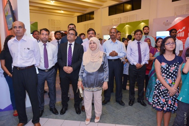 ނުވެމްބަރު 3، 2015: ސްޓޭޓް ބެންކް އޮފް އިންޑިއާއިން ޓުރެވަލް ކޭޝް ކާޑެއް ތައާރަފް ކުރުމަށް ދަރުބާރުގޭގައި ބޭއްވި ހަފްލާގެ ތެރެއިން -- ސަން ފޮޓޯ/ފަޔާޒު މޫސާ