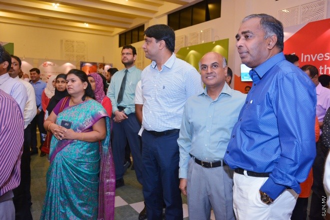 ނުވެމްބަރު 3، 2015: ސްޓޭޓް ބެންކް އޮފް އިންޑިއާއިން ޓުރެވަލް ކޭޝް ކާޑެއް ތައާރަފް ކުރުމަށް ދަރުބާރުގޭގައި ބޭއްވި ހަފްލާގެ ތެރެއިން -- ސަން ފޮޓޯ/ފަޔާޒު މޫސާ