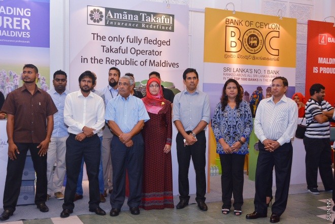 ނުވެމްބަރު 3، 2015: ސްޓޭޓް ބެންކް އޮފް އިންޑިއާއިން ޓުރެވަލް ކޭޝް ކާޑެއް ތައާރަފް ކުރުމަށް ދަރުބާރުގޭގައި ބޭއްވި ހަފްލާގެ ތެރެއިން -- ސަން ފޮޓޯ/ފަޔާޒު މޫސާ