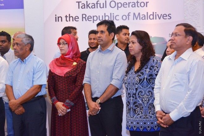 ނުވެމްބަރު 3، 2015: ސްޓޭޓް ބެންކް އޮފް އިންޑިއާއިން ޓުރެވަލް ކޭޝް ކާޑެއް ތައާރަފް ކުރުމަށް ދަރުބާރުގޭގައި ބޭއްވި ހަފްލާގެ ތެރެއިން -- ސަން ފޮޓޯ/ފަޔާޒު މޫސާ