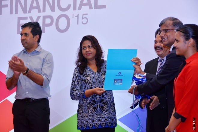 ނުވެމްބަރު 3، 2015: ސްޓޭޓް ބެންކް އޮފް އިންޑިއާއިން ޓުރެވަލް ކޭޝް ކާޑެއް ތައާރަފް ކުރުމަށް ދަރުބާރުގޭގައި ބޭއްވި ހަފްލާގެ ތެރެއިން -- ސަން ފޮޓޯ/ފަޔާޒު މޫސާ