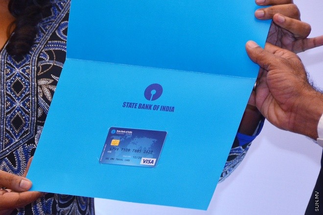 ނުވެމްބަރު 3، 2015: ސްޓޭޓް ބެންކް އޮފް އިންޑިއާއިން ޓުރެވަލް ކޭޝް ކާޑެއް ތައާރަފް ކުރުމަށް ދަރުބާރުގޭގައި ބޭއްވި ހަފްލާގެ ތެރެއިން -- ސަން ފޮޓޯ/ފަޔާޒު މޫސާ