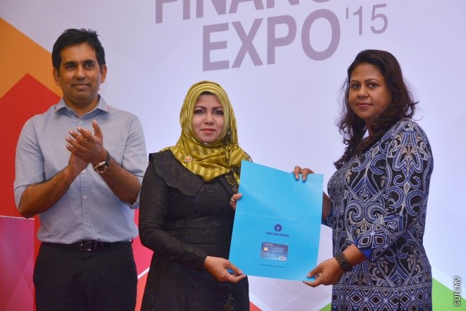 ނުވެމްބަރު 3، 2015: ސްޓޭޓް ބެންކް އޮފް އިންޑިއާއިން ޓުރެވަލް ކޭޝް ކާޑެއް ތައާރަފް ކުރުމަށް ދަރުބާރުގޭގައި ބޭއްވި ހަފްލާގެ ތެރެއިން -- ސަން ފޮޓޯ/ފަޔާޒު މޫސާ