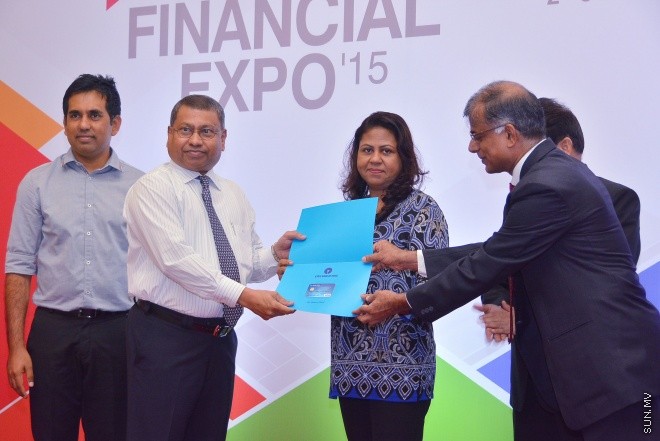 ނުވެމްބަރު 3، 2015: ސްޓޭޓް ބެންކް އޮފް އިންޑިއާއިން ޓުރެވަލް ކޭޝް ކާޑެއް ތައާރަފް ކުރުމަށް ދަރުބާރުގޭގައި ބޭއްވި ހަފްލާގެ ތެރެއިން -- ސަން ފޮޓޯ/ފަޔާޒު މޫސާ
