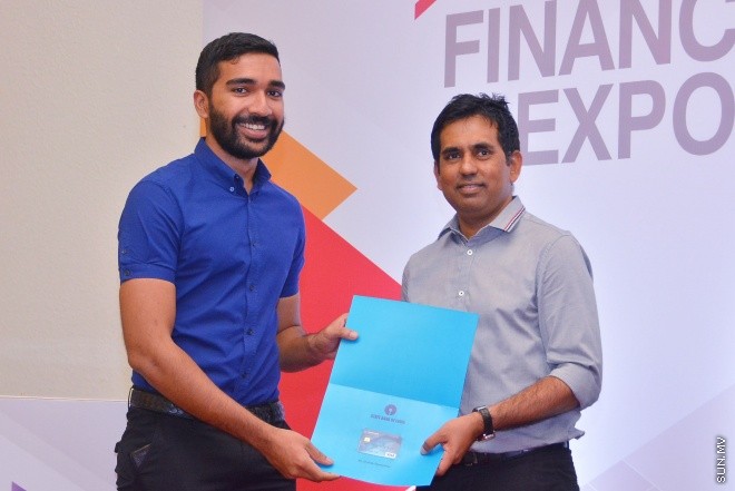 ނުވެމްބަރު 3، 2015: ސްޓޭޓް ބެންކް އޮފް އިންޑިއާއިން ޓުރެވަލް ކޭޝް ކާޑެއް ތައާރަފް ކުރުމަށް ދަރުބާރުގޭގައި ބޭއްވި ހަފްލާގެ ތެރެއިން -- ސަން ފޮޓޯ/ފަޔާޒު މޫސާ