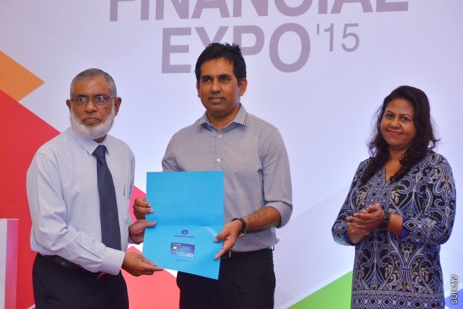 ނުވެމްބަރު 3، 2015: ސްޓޭޓް ބެންކް އޮފް އިންޑިއާއިން ޓުރެވަލް ކޭޝް ކާޑެއް ތައާރަފް ކުރުމަށް ދަރުބާރުގޭގައި ބޭއްވި ހަފްލާގެ ތެރެއިން -- ސަން ފޮޓޯ/ފަޔާޒު މޫސާ