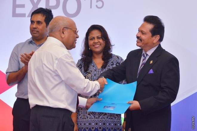 ނުވެމްބަރު 3، 2015: ސްޓޭޓް ބެންކް އޮފް އިންޑިއާއިން ޓުރެވަލް ކޭޝް ކާޑެއް ތައާރަފް ކުރުމަށް ދަރުބާރުގޭގައި ބޭއްވި ހަފްލާގެ ތެރެއިން -- ސަން ފޮޓޯ/ފަޔާޒު މޫސާ
