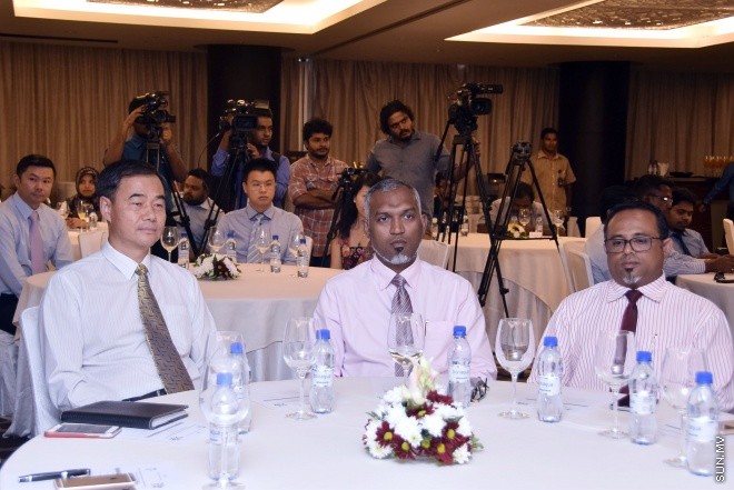 ނުވެމްބަރ 9، 2015: 1500 ފުލެޓް އުޅުމުގެ އެއްބަސް ވުމުގައި ޗައިނާ ކުންފުންޏަކާއެކު ސޮއިކުރުމަށް ހޮޓެލް ޖެންގައި ބޭއްވި ރަސްމިއްޔާތުގެ ތެރެއިން -- ސަން ފޮޓޯ/ފަޔާޒު މޫސާ