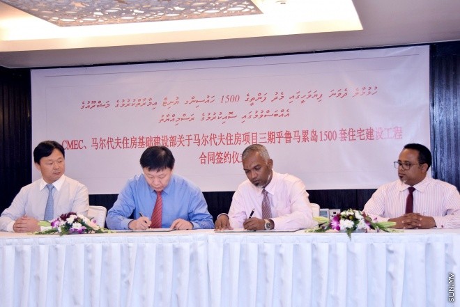 ނުވެމްބަރ 9، 2015: 1500 ފުލެޓް އުޅުމުގެ އެއްބަސް ވުމުގައި ޗައިނާ ކުންފުންޏަކާއެކު ސޮއިކުރުމަށް ހޮޓެލް ޖެންގައި ބޭއްވި ރަސްމިއްޔާތުގެ ތެރެއިން -- ސަން ފޮޓޯ/ފަޔާޒު މޫސާ