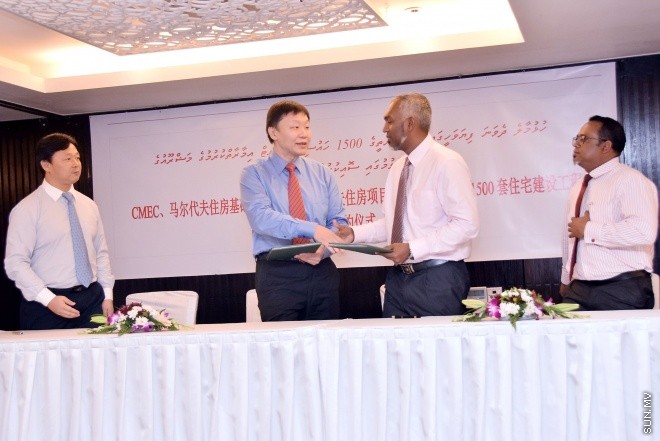 ނުވެމްބަރ 9، 2015: 1500 ފުލެޓް އުޅުމުގެ އެއްބަސް ވުމުގައި ޗައިނާ ކުންފުންޏަކާއެކު ސޮއިކުރުމަށް ހޮޓެލް ޖެންގައި ބޭއްވި ރަސްމިއްޔާތުގެ ތެރެއިން -- ސަން ފޮޓޯ/ފަޔާޒު މޫސާ