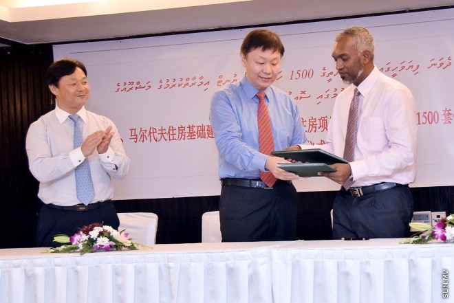 ނުވެމްބަރ 9، 2015: 1500 ފުލެޓް އުޅުމުގެ އެއްބަސް ވުމުގައި ޗައިނާ ކުންފުންޏަކާއެކު ސޮއިކުރުމަށް ހޮޓެލް ޖެންގައި ބޭއްވި ރަސްމިއްޔާތުގެ ތެރެއިން -- ސަން ފޮޓޯ/ފަޔާޒު މޫސާ