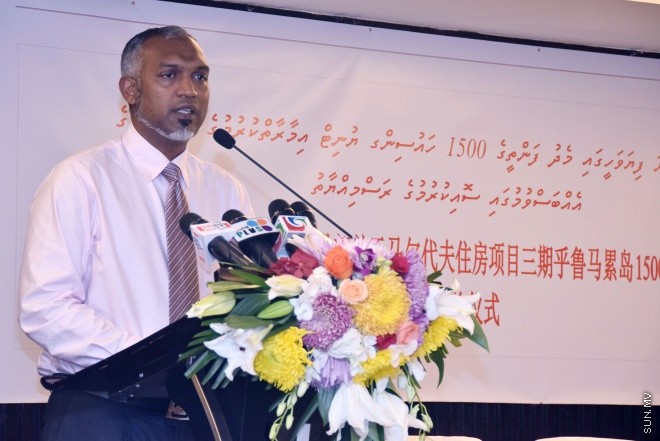 ނުވެމްބަރ 9، 2015: 1500 ފުލެޓް އުޅުމުގެ އެއްބަސް ވުމުގައި ޗައިނާ ކުންފުންޏަކާއެކު ސޮއިކުރުމަށް ހޮޓެލް ޖެންގައި ބޭއްވި ރަސްމިއްޔާތުގެ ތެރެއިން -- ސަން ފޮޓޯ/ފަޔާޒު މޫސާ