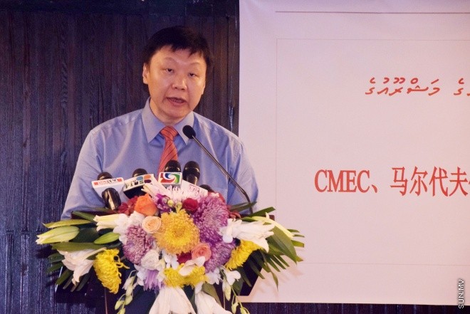 ނުވެމްބަރ 9، 2015: 1500 ފުލެޓް އުޅުމުގެ އެއްބަސް ވުމުގައި ޗައިނާ ކުންފުންޏަކާއެކު ސޮއިކުރުމަށް ހޮޓެލް ޖެންގައި ބޭއްވި ރަސްމިއްޔާތުގެ ތެރެއިން -- ސަން ފޮޓޯ/ފަޔާޒު މޫސާ