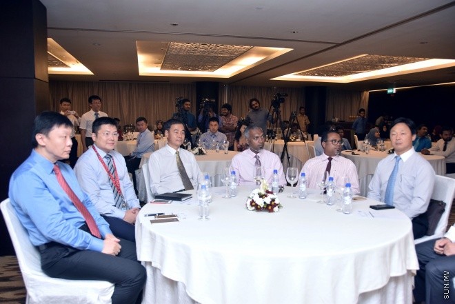 ނުވެމްބަރ 9، 2015: 1500 ފުލެޓް އުޅުމުގެ އެއްބަސް ވުމުގައި ޗައިނާ ކުންފުންޏަކާއެކު ސޮއިކުރުމަށް ހޮޓެލް ޖެންގައި ބޭއްވި ރަސްމިއްޔާތުގެ ތެރެއިން -- ސަން ފޮޓޯ/ފަޔާޒު މޫސާ