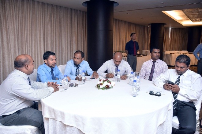 ނުވެމްބަރ 9، 2015: 1500 ފުލެޓް އުޅުމުގެ އެއްބަސް ވުމުގައި ޗައިނާ ކުންފުންޏަކާއެކު ސޮއިކުރުމަށް ހޮޓެލް ޖެންގައި ބޭއްވި ރަސްމިއްޔާތުގެ ތެރެއިން -- ސަން ފޮޓޯ/ފަޔާޒު މޫސާ