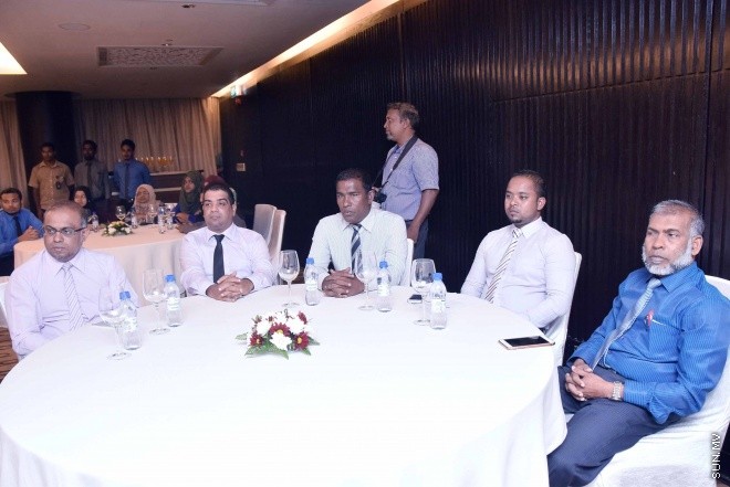 ނުވެމްބަރ 9، 2015: 1500 ފުލެޓް އުޅުމުގެ އެއްބަސް ވުމުގައި ޗައިނާ ކުންފުންޏަކާއެކު ސޮއިކުރުމަށް ހޮޓެލް ޖެންގައި ބޭއްވި ރަސްމިއްޔާތުގެ ތެރެއިން -- ސަން ފޮޓޯ/ފަޔާޒު މޫސާ