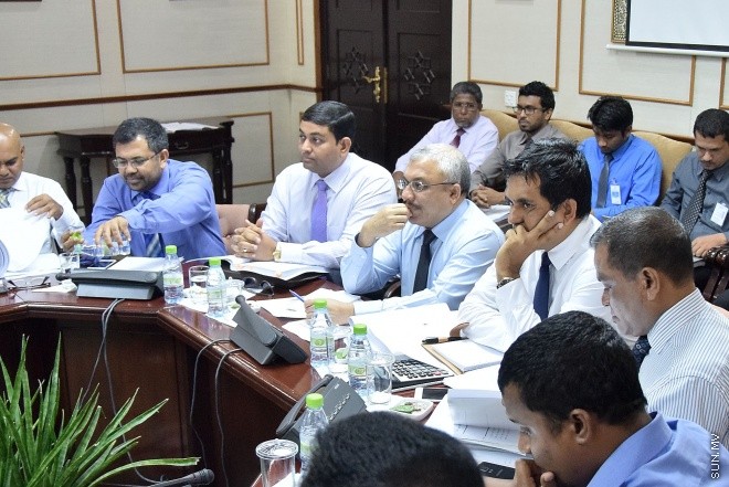 ނޮވެންބަރު 15، 2015: 2016 ވަނަ އަހަރަށް ދައުލަތުން ކަނޑައަޅާފައިވާ ބަޖެޓު ދިރާސާ ކުރުމަށް މަޖިލީހުގައި އުފައްދާފައިވާ ކޮމިޓީއަށް ފިނޭންސް މިނިސްޓަރުގެ އިތުރުން އިކޮނޮމިކު ޔޫތު ކައުންސިލްގައި ހިމެނިވަޑައިގަންނަވާ، އެކޮނޮމިކް މިނިސްޓަރ ސައީދު، ފިޝަރީޒު މިނިސްޓަރ ޑރ ޝައިނީ އަދި ޓޫރިޒަމް މިނިސްޓަރ ޒަމީރު ހާޒިރުކޮށް ކުރިއަށް ދިޔަ ބައްދަލުވުމުގެ ތެރެއިން -- ސަންފޮޓޯ/ އަލީ ނަސީރު