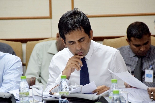 ނޮވެންބަރު 15، 2015: 2016 ވަނަ އަހަރަށް ދައުލަތުން ކަނޑައަޅާފައިވާ ބަޖެޓު ދިރާސާ ކުރުމަށް މަޖިލީހުގައި އުފައްދާފައިވާ ކޮމިޓީއަށް ފިނޭންސް މިނިސްޓަރުގެ އިތުރުން އިކޮނޮމިކު ޔޫތު ކައުންސިލްގައި ހިމެނިވަޑައިގަންނަވާ، އެކޮނޮމިކް މިނިސްޓަރ ސައީދު، ފިޝަރީޒު މިނިސްޓަރ ޑރ ޝައިނީ އަދި ޓޫރިޒަމް މިނިސްޓަރ ޒަމީރު ހާޒިރުކޮށް ކުރިއަށް ދިޔަ ބައްދަލުވުމުގެ ތެރެއިން -- ސަންފޮޓޯ/ އަލީ ނަސީރު