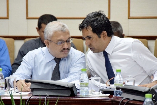 ނޮވެންބަރު 15، 2015: 2016 ވަނަ އަހަރަށް ދައުލަތުން ކަނޑައަޅާފައިވާ ބަޖެޓު ދިރާސާ ކުރުމަށް މަޖިލީހުގައި އުފައްދާފައިވާ ކޮމިޓީއަށް ފިނޭންސް މިނިސްޓަރުގެ އިތުރުން އިކޮނޮމިކު ޔޫތު ކައުންސިލްގައި ހިމެނިވަޑައިގަންނަވާ، އެކޮނޮމިކް މިނިސްޓަރ ސައީދު، ފިޝަރީޒު މިނިސްޓަރ ޑރ ޝައިނީ އަދި ޓޫރިޒަމް މިނިސްޓަރ ޒަމީރު ހާޒިރުކޮށް ކުރިއަށް ދިޔަ ބައްދަލުވުމުގެ ތެރެއިން -- ސަންފޮޓޯ/ އަލީ ނަސީރު