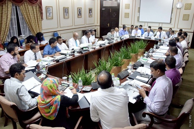 ނޮވެންބަރު 15، 2015: 2016 ވަނަ އަހަރަށް ދައުލަތުން ކަނޑައަޅާފައިވާ ބަޖެޓު ދިރާސާ ކުރުމަށް މަޖިލީހުގައި އުފައްދާފައިވާ ކޮމިޓީއަށް ފިނޭންސް މިނިސްޓަރުގެ އިތުރުން އިކޮނޮމިކު ޔޫތު ކައުންސިލްގައި ހިމެނިވަޑައިގަންނަވާ، އެކޮނޮމިކް މިނިސްޓަރ ސައީދު، ފިޝަރީޒު މިނިސްޓަރ ޑރ ޝައިނީ އަދި ޓޫރިޒަމް މިނިސްޓަރ ޒަމީރު ހާޒިރުކޮށް ކުރިއަށް ދިޔަ ބައްދަލުވުމުގެ ތެރެއިން -- ސަންފޮޓޯ/ އަލީ ނަސީރު