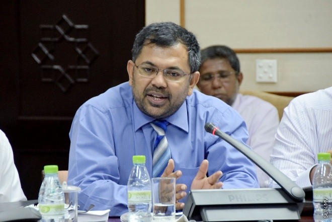 ނޮވެންބަރު 15، 2015: 2016 ވަނަ އަހަރަށް ދައުލަތުން ކަނޑައަޅާފައިވާ ބަޖެޓު ދިރާސާ ކުރުމަށް މަޖިލީހުގައި އުފައްދާފައިވާ ކޮމިޓީއަށް ފިނޭންސް މިނިސްޓަރުގެ އިތުރުން އިކޮނޮމިކު ޔޫތު ކައުންސިލްގައި ހިމެނިވަޑައިގަންނަވާ، އެކޮނޮމިކް މިނިސްޓަރ ސައީދު، ފިޝަރީޒު މިނިސްޓަރ ޑރ ޝައިނީ އަދި ޓޫރިޒަމް މިނިސްޓަރ ޒަމީރު ހާޒިރުކޮށް ކުރިއަށް ދިޔަ ބައްދަލުވުމުގެ ތެރެއިން -- ސަންފޮޓޯ/ އަލީ ނަސީރު