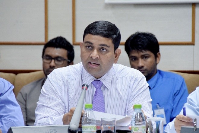 ނޮވެންބަރު 15، 2015: 2016 ވަނަ އަހަރަށް ދައުލަތުން ކަނޑައަޅާފައިވާ ބަޖެޓު ދިރާސާ ކުރުމަށް މަޖިލީހުގައި އުފައްދާފައިވާ ކޮމިޓީއަށް ފިނޭންސް މިނިސްޓަރުގެ އިތުރުން އިކޮނޮމިކު ޔޫތު ކައުންސިލްގައި ހިމެނިވަޑައިގަންނަވާ، އެކޮނޮމިކް މިނިސްޓަރ ސައީދު، ފިޝަރީޒު މިނިސްޓަރ ޑރ ޝައިނީ އަދި ޓޫރިޒަމް މިނިސްޓަރ ޒަމީރު ހާޒިރުކޮށް ކުރިއަށް ދިޔަ ބައްދަލުވުމުގެ ތެރެއިން -- ސަންފޮޓޯ/ އަލީ ނަސީރު