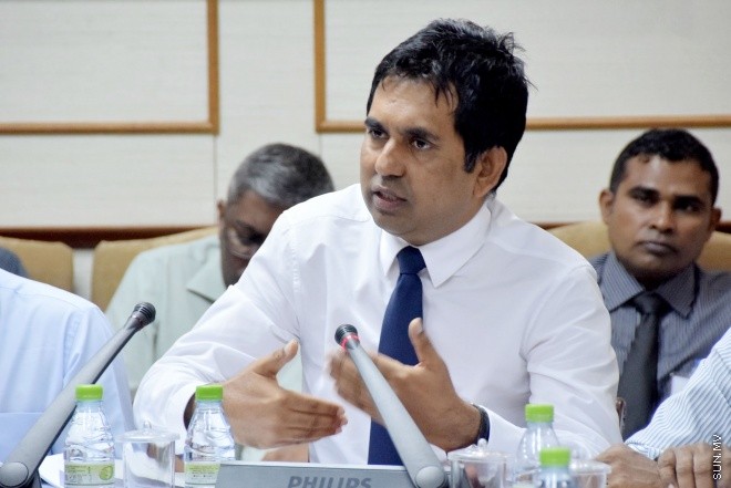 ނޮވެންބަރު 15، 2015: 2016 ވަނަ އަހަރަށް ދައުލަތުން ކަނޑައަޅާފައިވާ ބަޖެޓު ދިރާސާ ކުރުމަށް މަޖިލީހުގައި އުފައްދާފައިވާ ކޮމިޓީއަށް ފިނޭންސް މިނިސްޓަރުގެ އިތުރުން އިކޮނޮމިކު ޔޫތު ކައުންސިލްގައި ހިމެނިވަޑައިގަންނަވާ، އެކޮނޮމިކް މިނިސްޓަރ ސައީދު، ފިޝަރީޒު މިނިސްޓަރ ޑރ ޝައިނީ އަދި ޓޫރިޒަމް މިނިސްޓަރ ޒަމީރު ހާޒިރުކޮށް ކުރިއަށް ދިޔަ ބައްދަލުވުމުގެ ތެރެއިން -- ސަންފޮޓޯ/ އަލީ ނަސީރު