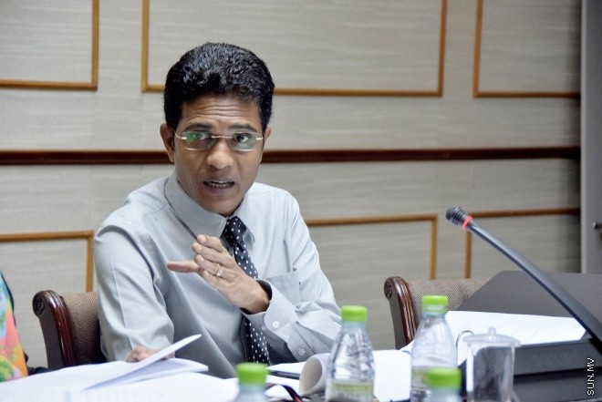 ނޮވެންބަރު 15، 2015: 2016 ވަނަ އަހަރަށް ދައުލަތުން ކަނޑައަޅާފައިވާ ބަޖެޓު ދިރާސާ ކުރުމަށް މަޖިލީހުގައި އުފައްދާފައިވާ ކޮމިޓީއަށް ފިނޭންސް މިނިސްޓަރުގެ އިތުރުން އިކޮނޮމިކު ޔޫތު ކައުންސިލްގައި ހިމެނިވަޑައިގަންނަވާ، އެކޮނޮމިކް މިނިސްޓަރ ސައީދު، ފިޝަރީޒު މިނިސްޓަރ ޑރ ޝައިނީ އަދި ޓޫރިޒަމް މިނިސްޓަރ ޒަމީރު ހާޒިރުކޮށް ކުރިއަށް ދިޔަ ބައްދަލުވުމުގެ ތެރެއިން -- ސަންފޮޓޯ/ އަލީ ނަސީރު