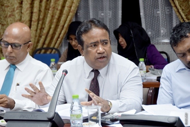 ނޮވެންބަރު 15، 2015: 2016 ވަނަ އަހަރަށް ދައުލަތުން ކަނޑައަޅާފައިވާ ބަޖެޓު ދިރާސާ ކުރުމަށް މަޖިލީހުގައި އުފައްދާފައިވާ ކޮމިޓީއަށް ފިނޭންސް މިނިސްޓަރުގެ އިތުރުން އިކޮނޮމިކު ޔޫތު ކައުންސިލްގައި ހިމެނިވަޑައިގަންނަވާ، އެކޮނޮމިކް މިނިސްޓަރ ސައީދު، ފިޝަރީޒު މިނިސްޓަރ ޑރ ޝައިނީ އަދި ޓޫރިޒަމް މިނިސްޓަރ ޒަމީރު ހާޒިރުކޮށް ކުރިއަށް ދިޔަ ބައްދަލުވުމުގެ ތެރެއިން -- ސަންފޮޓޯ/ އަލީ ނަސީރު