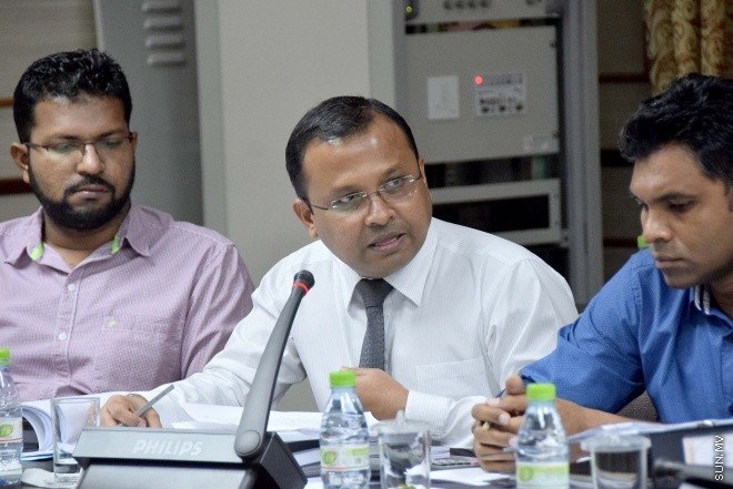 ނޮވެންބަރު 15، 2015: 2016 ވަނަ އަހަރަށް ދައުލަތުން ކަނޑައަޅާފައިވާ ބަޖެޓު ދިރާސާ ކުރުމަށް މަޖިލީހުގައި އުފައްދާފައިވާ ކޮމިޓީއަށް ފިނޭންސް މިނިސްޓަރުގެ އިތުރުން އިކޮނޮމިކު ޔޫތު ކައުންސިލްގައި ހިމެނިވަޑައިގަންނަވާ، އެކޮނޮމިކް މިނިސްޓަރ ސައީދު، ފިޝަރީޒު މިނިސްޓަރ ޑރ ޝައިނީ އަދި ޓޫރިޒަމް މިނިސްޓަރ ޒަމީރު ހާޒިރުކޮށް ކުރިއަށް ދިޔަ ބައްދަލުވުމުގެ ތެރެއިން -- ސަންފޮޓޯ/ އަލީ ނަސީރު